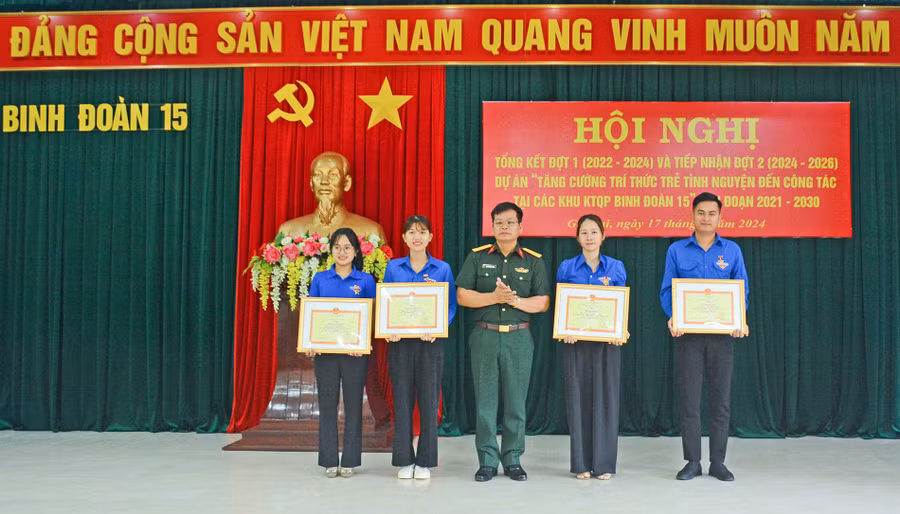 Binh đoàn 15 tặng bằng khen cho 4 trí thức trẻ tình nguyện đã hoàn thành xuất sắc nhiệm vụ. Ảnh: Vĩnh Hoàng