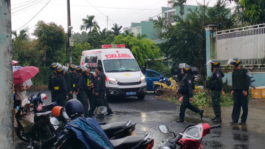 Các lực lượng chức năng triển khai phương án khống chế đối tượng Nguyễn Thành Long. Ảnh: Vĩnh Hoàng Các lực lượng chức năng triển khai phương án khống chế đối tượng Nguyễn Thành Long. Ảnh: Vĩnh Hoàng