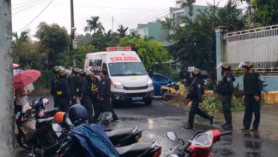 Các lực lượng chức năng triển khai phương án khống chế đối tượng Nguyễn Thành Long. Ảnh: Vĩnh Hoàng