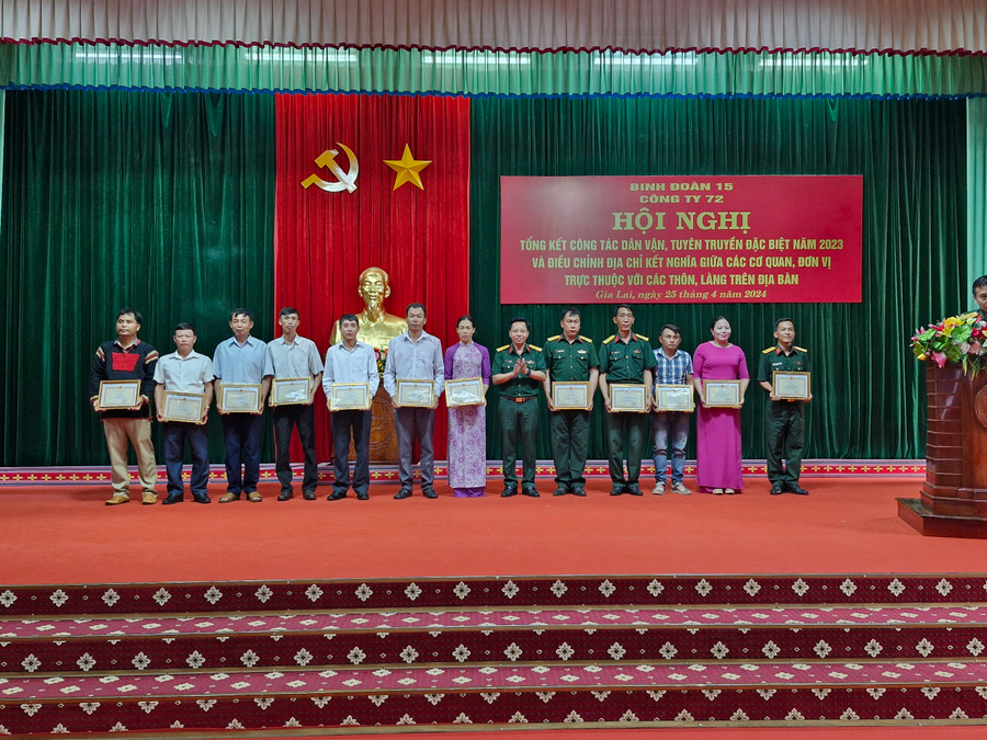 Khen thưởng các cá nhân có thành tích xuất sắc trong công tác dân vận. Ảnh: Vĩnh Hoàng Khen thưởng các cá nhân có thành tích xuất sắc trong công tác dân vận. Ảnh: Vĩnh Hoàng