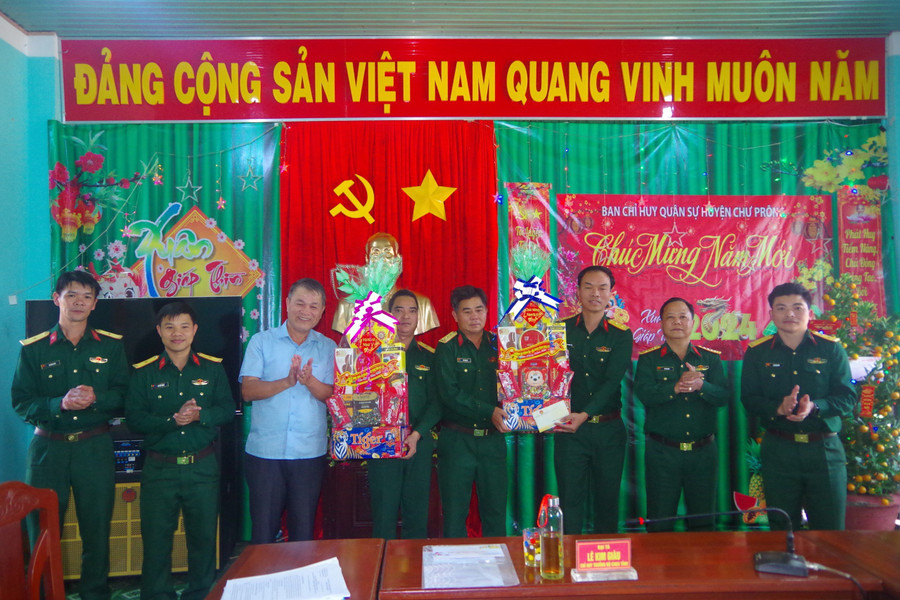 Chỉ huy trưởng Bộ Chỉ huy Quân sự tỉnh chúc Tết Ban Chỉ huy Quân sự huyện Chư Prông. Ảnh: Thanh Tuyền