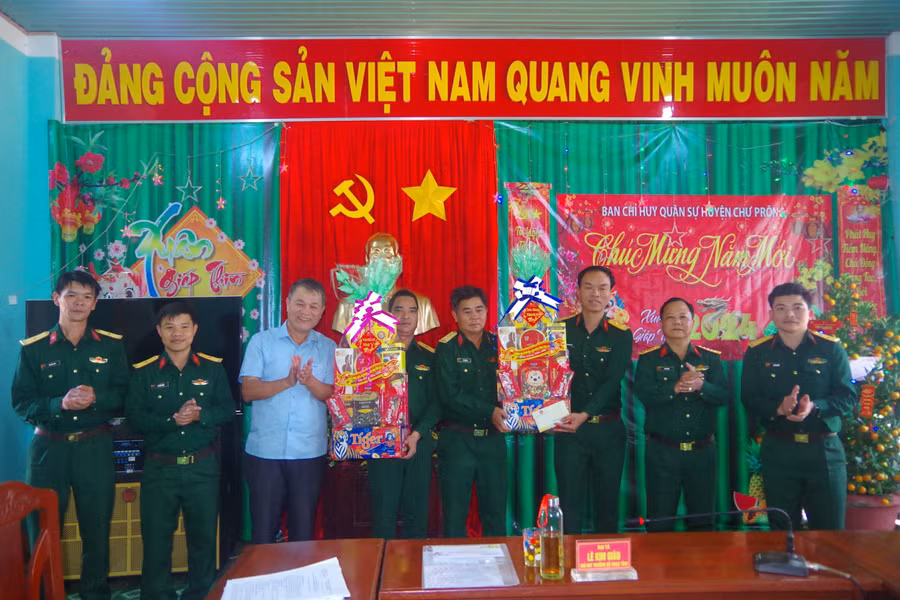 Chỉ huy trưởng Bộ Chỉ huy Quân sự tỉnh chúc Tết Ban Chỉ huy Quân sự huyện Chư Prông. Ảnh: Thanh Tuyền