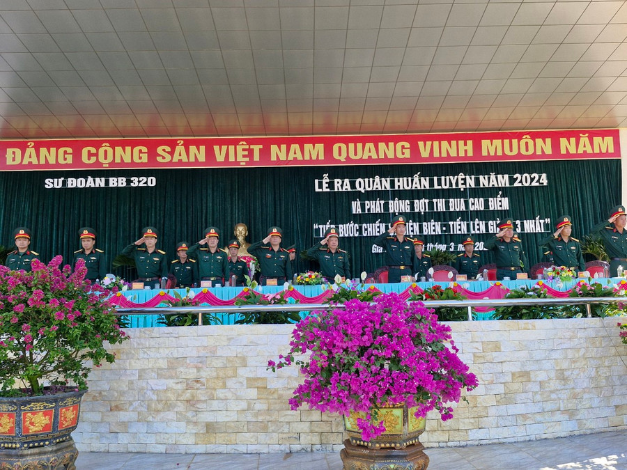 Các đại biểu dự lễ ra quân huấn luyện ở Sư đoàn 320. Ảnh: Vĩnh Hoàng Các đại biểu dự lễ ra quân huấn luyện ở Sư đoàn 320. Ảnh: Vĩnh Hoàng