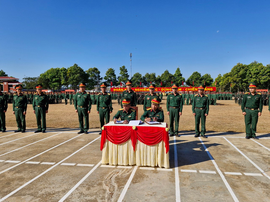 Các đơn vị Sư đoàn 320 (Quân đoàn 3) ký giao ước thi đua hoàn thành xuất sắc nhiệm vụ huấn luyện năm 2024. Ảnh: Vĩnh Hoàng Các đơn vị Sư đoàn 320 (Quân đoàn 3) ký giao ước thi đua hoàn thành xuất sắc nhiệm vụ huấn luyện năm 2024. Ảnh: Vĩnh Hoàng