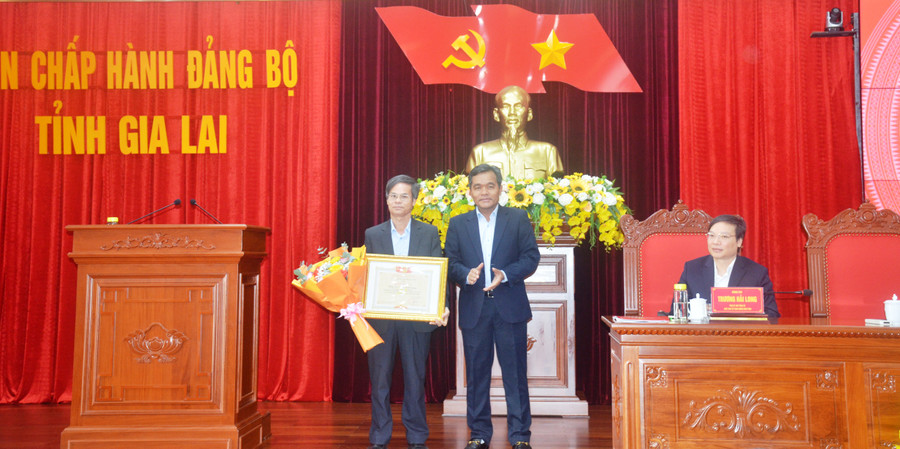 Bí thư Tỉnh ủy trao bằng khen của Ủy ban Kiểm tra Trung ương cho cá nhân có thời gian công tác 25 năm trở lên trong ngành Kiểm tra Đảng. Ảnh: Vĩnh Hoàng Bí thư Tỉnh ủy trao bằng khen của Ủy ban Kiểm tra Trung ương cho cá nhân có thời gian công tác 25 năm trở lên trong ngành Kiểm tra Đảng. Ảnh: Vĩnh Hoàng