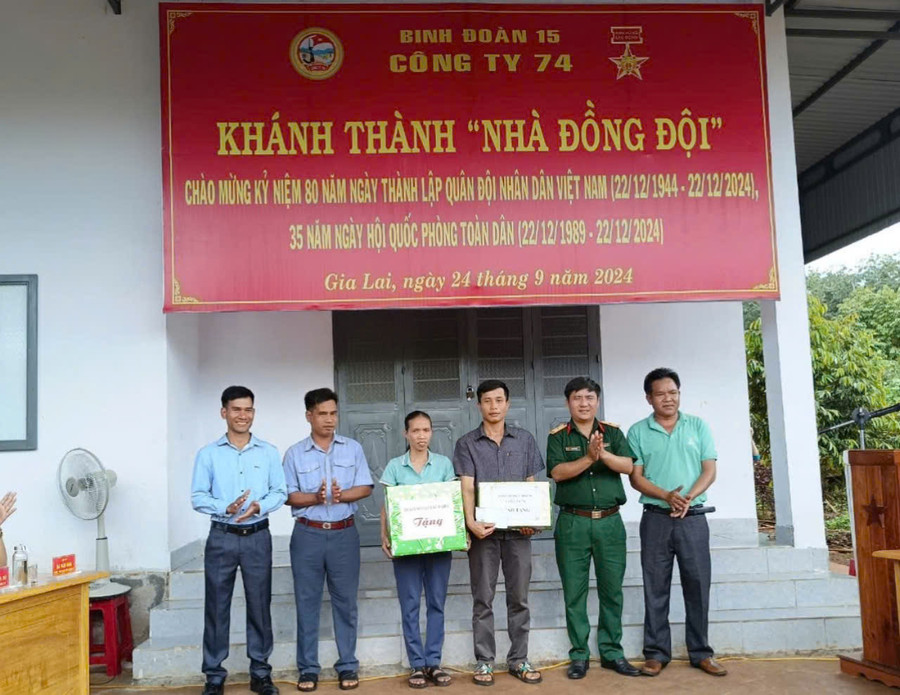 Đại diện đội sản xuất và chính quyền địa phương tặng quà cho gia đình chị Hồ Thị Hiền. Ảnh: Vĩnh Hoàng Đại diện đội sản xuất và chính quyền địa phương tặng quà cho gia đình chị Hồ Thị Hiền. Ảnh: Vĩnh Hoàng