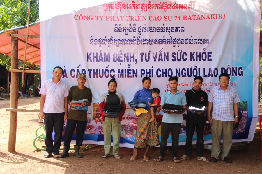 Cán bộ Công ty 74 tặng quần, áo cho người dân. Ảnh: Thiên Thanh Cán bộ Công ty 74 tặng quần, áo cho người dân. Ảnh: Thiên Thanh