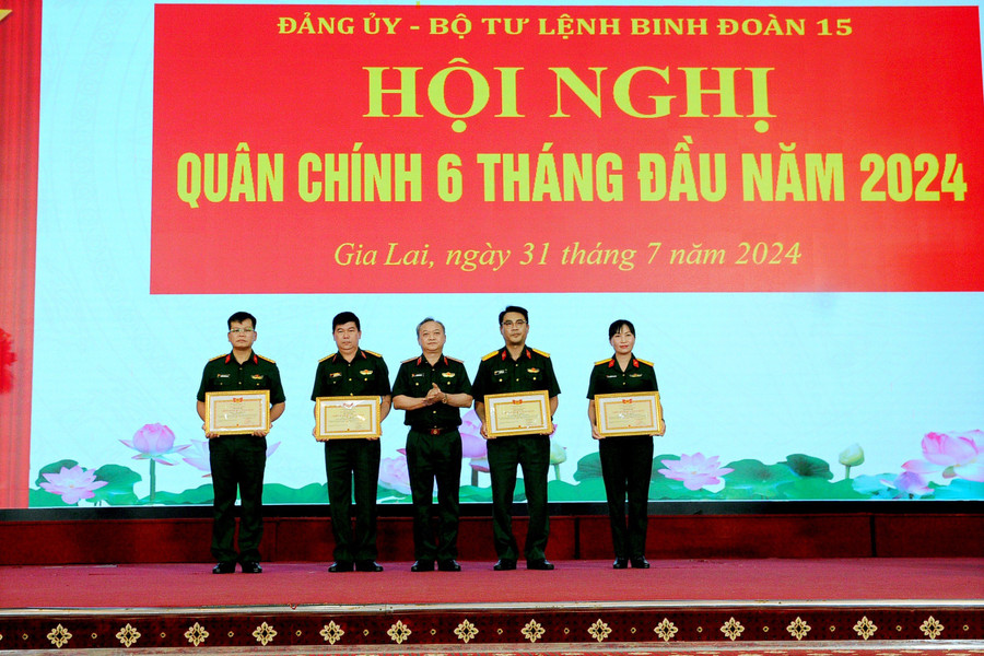 Tư lệnh Binh đoàn 15 tặng bằng khen cho các cá nhân. Ảnh: Vĩnh Hoàng