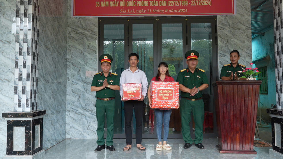 Lãnh đạo Công ty 72 tặng quà cho gia đình anh Hoàng Văn Vượng. Ảnh: Vĩnh Hoàng Lãnh đạo Công ty 72 tặng quà cho gia đình anh Hoàng Văn Vượng. Ảnh: Vĩnh Hoàng