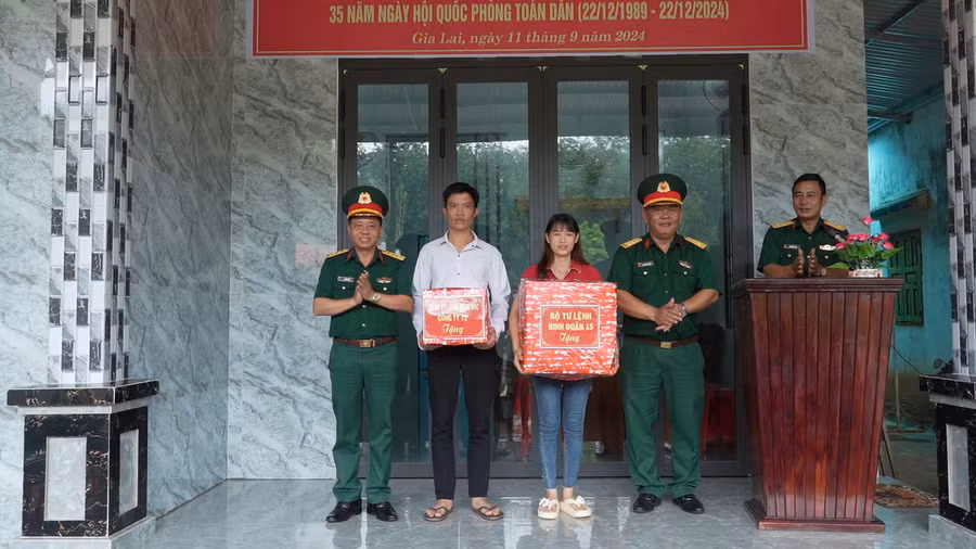 Lãnh đạo Công ty 72 tặng quà cho gia đình anh Hoàng Văn Vượng. Ảnh: Vĩnh Hoàng