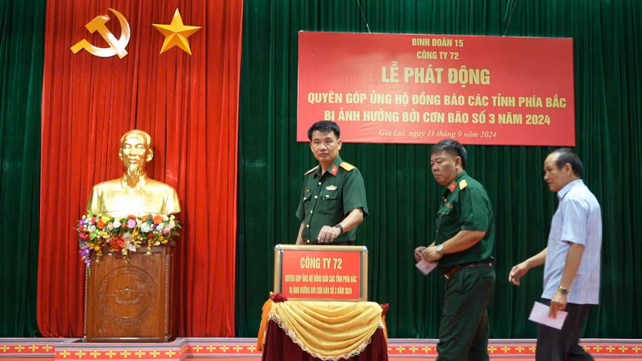 Lãnh đạo Công ty 72 tham gia ủng hộ đồng bào miền Bắc bị ảnh hưởng do bão số 3 gây ra. Ảnh: Vĩnh Hoàng