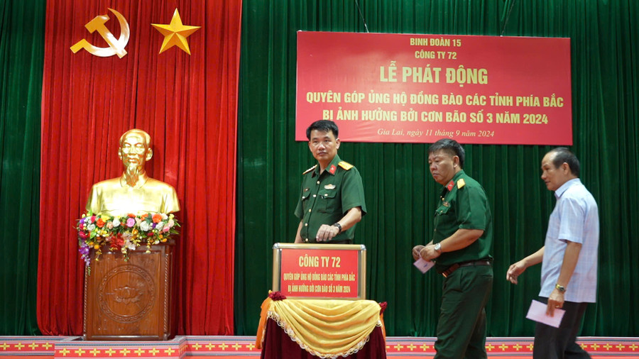 Lãnh đạo Công ty 72 tham gia ủng hộ đồng bào miền Bắc bị ảnh hưởng do bão số 3 gây ra. Ảnh: Vĩnh Hoàng Lãnh đạo Công ty 72 tham gia ủng hộ đồng bào miền Bắc bị ảnh hưởng do bão số 3 gây ra. Ảnh: Vĩnh Hoàng