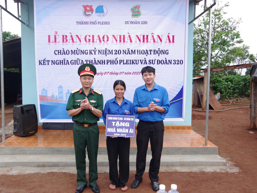 Hai đơn vị bàn giao nhà cho chị Siu Suên. Ảnh: Vĩnh Hoàng