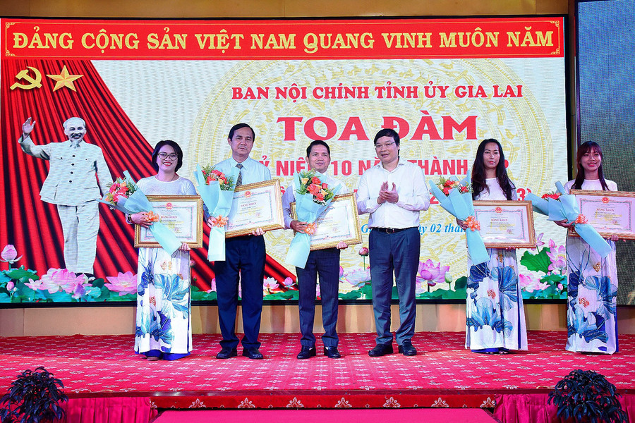 Chủ tịch UBND tỉnh Trương Hải Long trao bằng khen cho các cá nhân có thành tích xuất sắc. Ảnh: Đức Thụy
