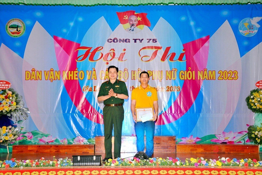 Ban tổ chức trao giải phụ cho thí sinh có phần thi năng khiếu xuất sắc. Ảnh: Vĩnh Hoàng Ban tổ chức trao giải phụ cho thí sinh có phần thi năng khiếu xuất sắc. Ảnh: Vĩnh Hoàng