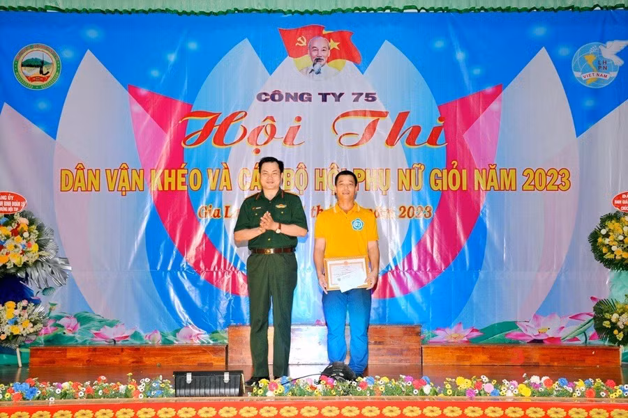 Ban tổ chức trao giải phụ cho thí sinh có phần thi năng khiếu xuất sắc. Ảnh: Vĩnh Hoàng