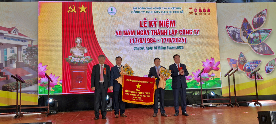 Lãnh đạo Công ty đón nhận bức trướng của Tập đoàn Công nghiệp Cao su Việt Nam. Ảnh: Vĩnh Hoàng Lãnh đạo Công ty đón nhận bức trướng của Tập đoàn Công nghiệp Cao su Việt Nam. Ảnh: Vĩnh Hoàng