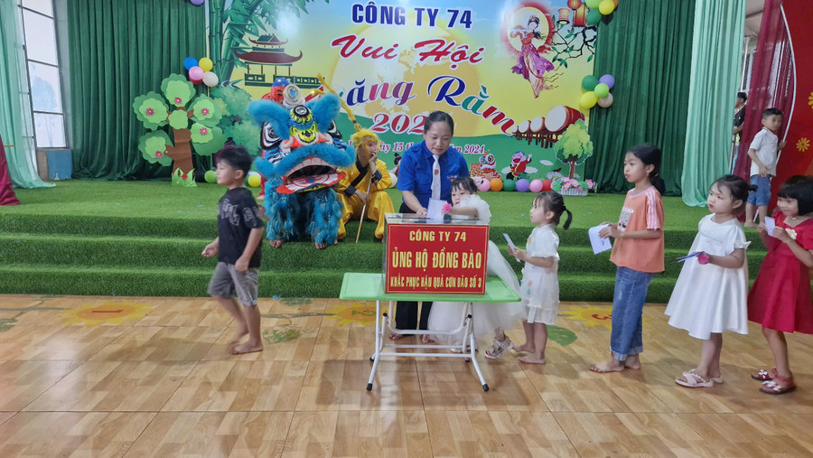 Các em thiếu nhi trên địa bàn biên giới Đức Cơ ủng hộ các bạn thiếu nhi ở các tỉnh phía Bắc bị ảnh hưởng do bão, lũ. Ảnh: Vĩnh Hoàng Các em thiếu nhi trên địa bàn biên giới Đức Cơ ủng hộ các bạn thiếu nhi ở các tỉnh phía Bắc bị ảnh hưởng do bão, lũ. Ảnh: Vĩnh Hoàng