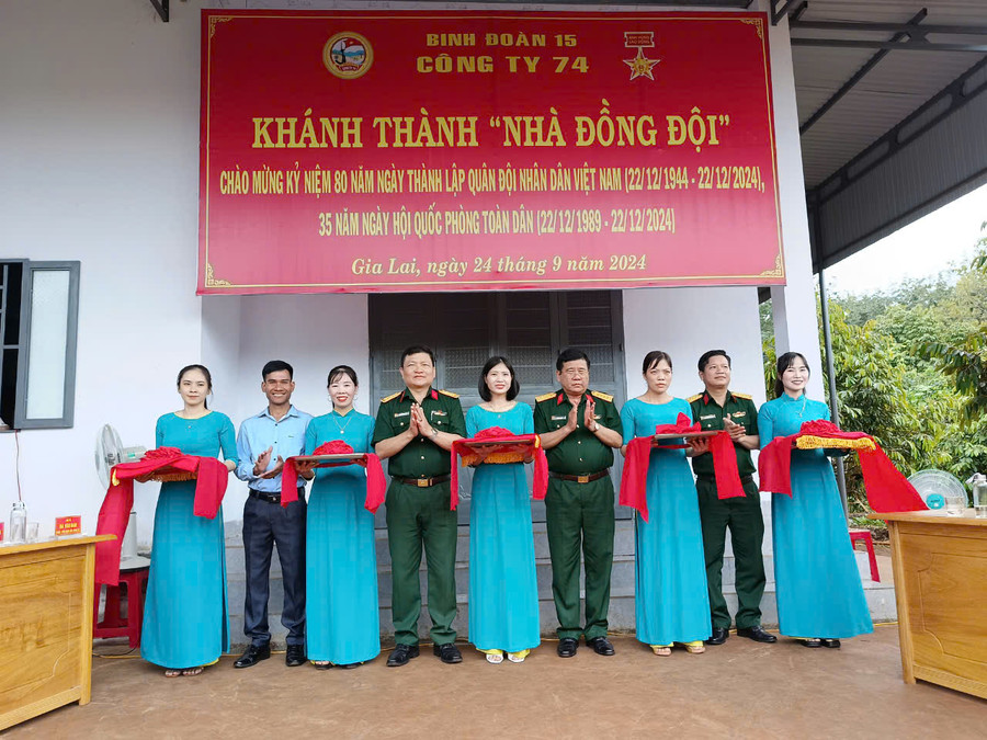 Lãnh đạo Công ty 74 cắt băng khánh thành và bàn giao nhà cho gia đình chị Thái Thị Thư. Ảnh: Vĩnh Hoàng Lãnh đạo Công ty 74 cắt băng khánh thành và bàn giao nhà cho gia đình chị Thái Thị Thư. Ảnh: Vĩnh Hoàng