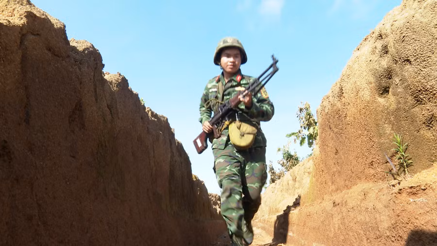 Bộ binh của ta chiếm lĩnh trận địa. Ảnh: Vĩnh Hoàng