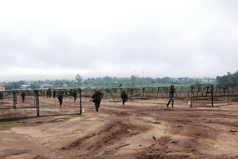 Xung phong tiêu diệt mục tiêu. Ảnh: Vĩnh Hoàng Xung phong tiêu diệt mục tiêu. Ảnh: Vĩnh Hoàng
