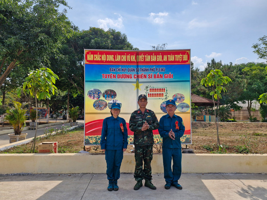 Tuyên dương các chiến sĩ bắn đạn thật đạt loại giỏi. Ảnh: Thiên Thanh Tuyên dương các chiến sĩ bắn đạn thật đạt loại giỏi. Ảnh: Thiên Thanh