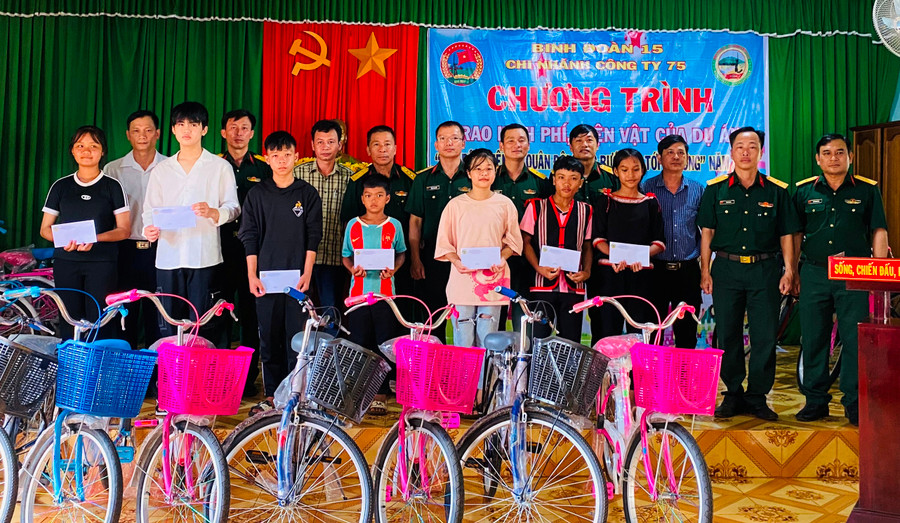 Trao tiền và hiện vật cho các em học sinh có hoàn cảnh khó khăn. Ảnh: Vĩnh Hoàng