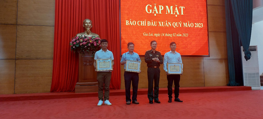 Chỉ huy trưởng Bộ Chỉ huy Bộ đội Biên phòng tỉnh tặng giấy khen cho các tập thể. Ảnh: Vĩnh Hoàng Chỉ huy trưởng Bộ Chỉ huy Bộ đội Biên phòng tỉnh tặng giấy khen cho các tập thể. Ảnh: Vĩnh Hoàng