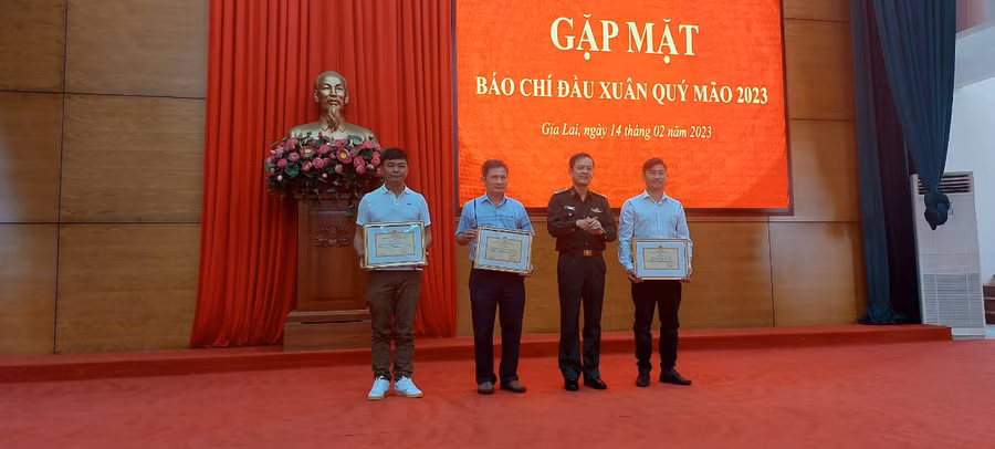 Chỉ huy trưởng Bộ Chỉ huy Bộ đội Biên phòng tỉnh tặng giấy khen cho các tập thể. Ảnh: Vĩnh Hoàng Chỉ huy trưởng Bộ Chỉ huy Bộ đội Biên phòng tỉnh tặng giấy khen cho các tập thể. Ảnh: Vĩnh Hoàng