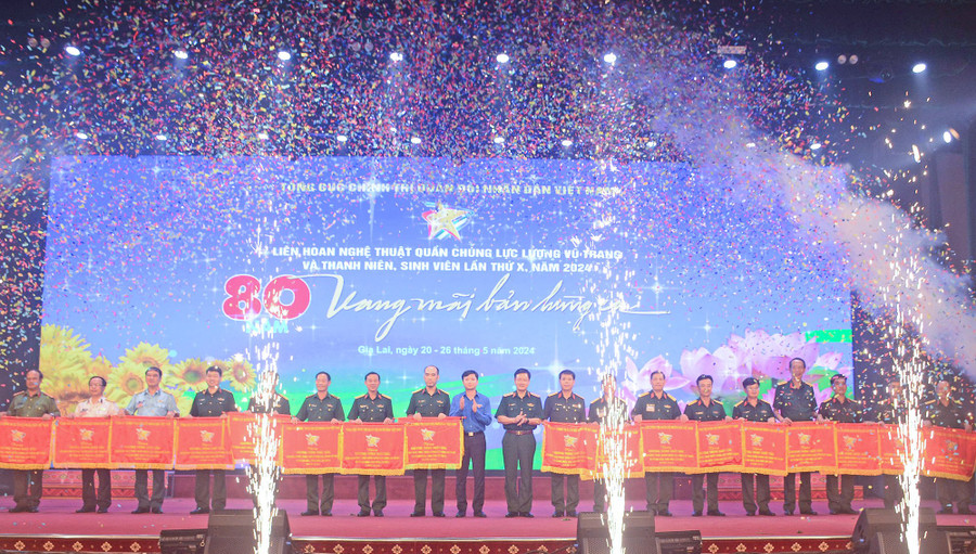 Ban tổ chức tặng cờ cho các chương trình biểu diễn xuất sắc. Ảnh: Vĩnh Hoàng Ban tổ chức tặng cờ cho các chương trình biểu diễn xuất sắc. Ảnh: Vĩnh Hoàng