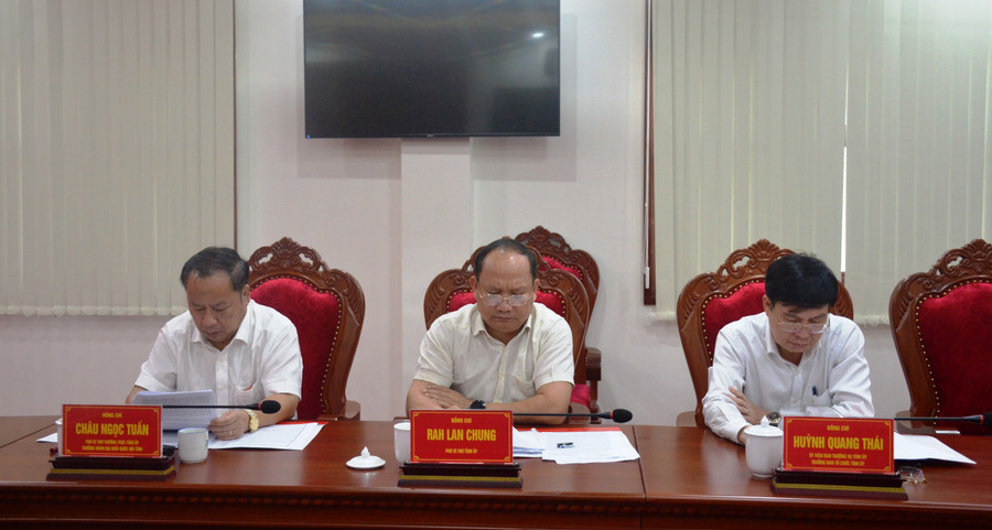 Các đồng chí lãnh đạo tỉnh dự buổi làm việc. Ảnh: Vĩnh Hoàng