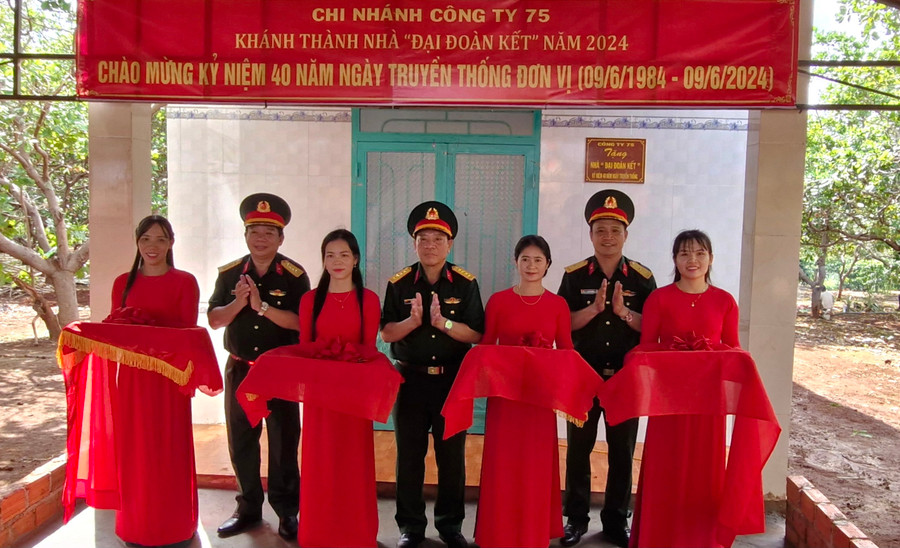 Cắt băng khánh thành và bàn giao nhà cho ông Rơ Mah Tiến. Ảnh: Vĩnh Hoàng