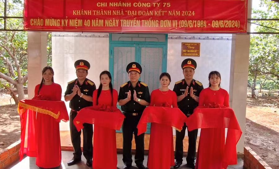 Cắt băng khánh thành và bàn giao nhà cho ông Rơ Mah Tiến. Ảnh: Vĩnh Hoàng