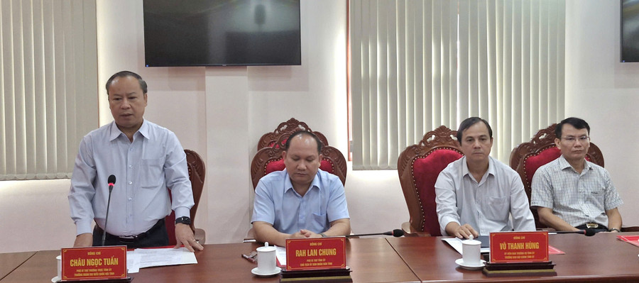 Phó Bí thư Thường trực Tỉnh ủy Châu Ngọc Tuấn phát biểu tại buổi làm việc. Ảnh: Vĩnh Hoàng Phó Bí thư Thường trực Tỉnh ủy Châu Ngọc Tuấn phát biểu tại buổi làm việc. Ảnh: Vĩnh Hoàng