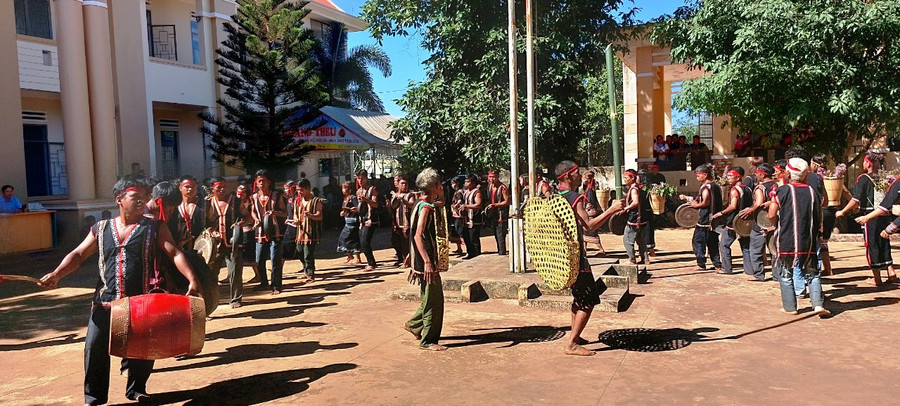 Các đội tham gia phần thi trình diễn cồng chiêng. Ảnh: Vĩnh Hoàng Các đội tham gia phần thi trình diễn cồng chiêng. Ảnh: Vĩnh Hoàng