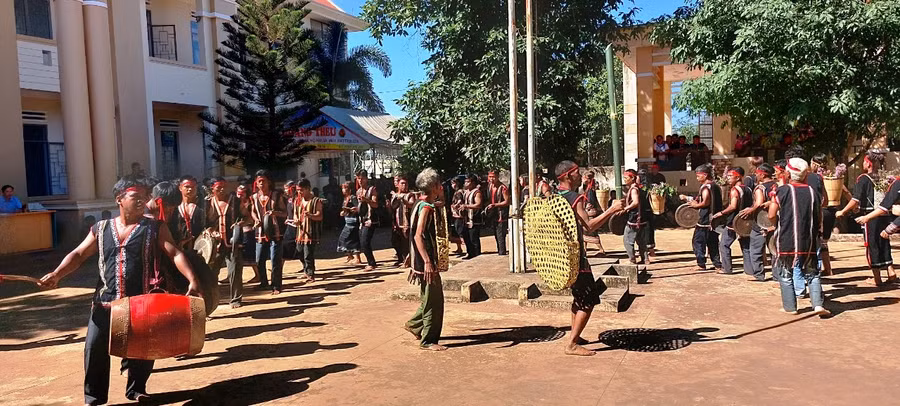 Các đội tham gia phần thi trình diễn cồng chiêng. Ảnh: Vĩnh Hoàng