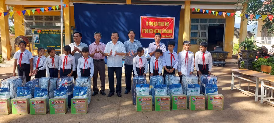 Chủ nhiệm Ủy ban Kiểm tra Tỉnh ủy Thái Thanh Bình (giữa) tặng quà cho các em học sinh. Ảnh: Vĩnh Hoàng