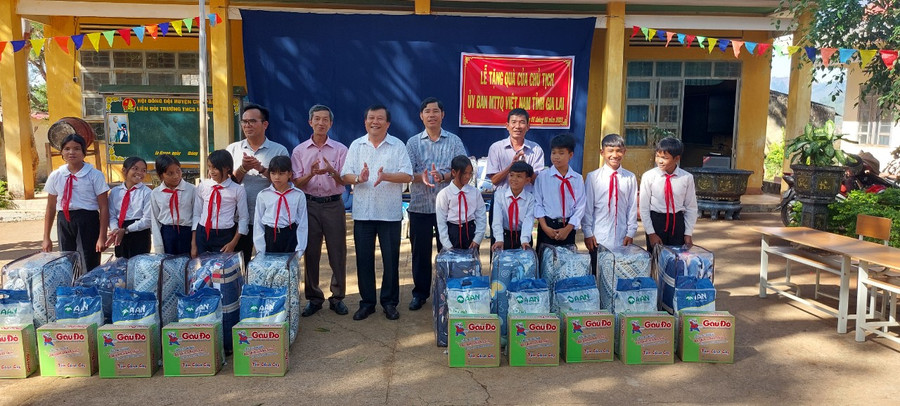 Chủ nhiệm Ủy ban Kiểm tra Tỉnh ủy Thái Thanh Bình (giữa) tặng quà cho các em học sinh. Ảnh: Vĩnh Hoàng Chủ nhiệm Ủy ban Kiểm tra Tỉnh ủy Thái Thanh Bình (giữa) tặng quà cho các em học sinh. Ảnh: Vĩnh Hoàng