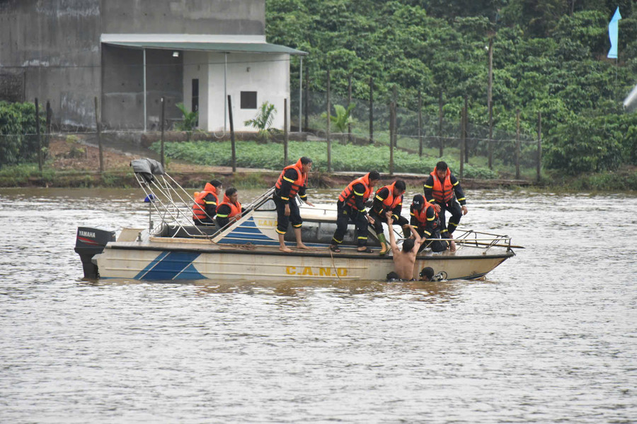 Lực lượng chức năng tiến hành cứu hộ, cứu nạn. Ảnh: Đức Thụy Lực lượng chức năng tiến hành cứu hộ, cứu nạn. Ảnh: Đức Thụy