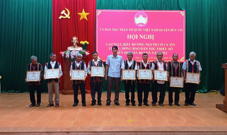 Lãnh đạo UBND huyện trao giấy khen cho những người có uy tín. Ảnh: Vĩnh Hoàng