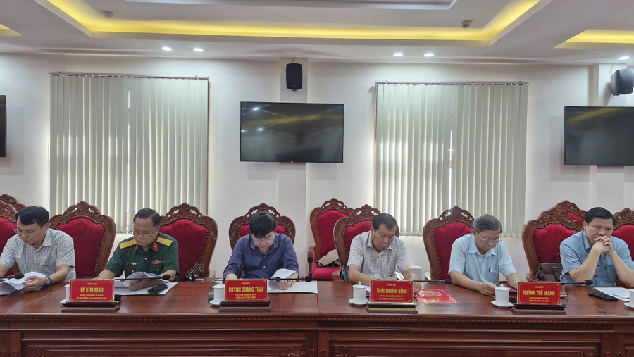 Các đồng chí trong Ban Thường vụ Tỉnh ủy dự buổi làm việc. Ảnh: Vĩnh Hoàng Các đồng chí trong Ban Thường vụ Tỉnh ủy dự buổi làm việc. Ảnh: Vĩnh Hoàng