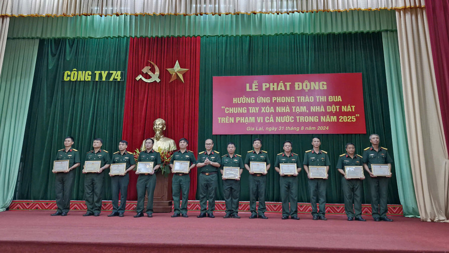 Giám đốc Công ty 74 tặng giấy khen cho các tập thể và cá nhân. Ảnh: Vĩnh Hoàng Giám đốc Công ty 74 tặng giấy khen cho các tập thể và cá nhân. Ảnh: Vĩnh Hoàng