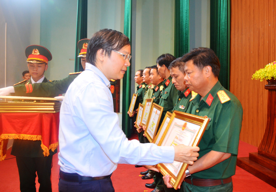Chủ tịch UBND tỉnh Trương Hải Long tặng bằng khen cho các cá nhân có thành tích xuất sắc. Ảnh: Vĩnh Hoàng Chủ tịch UBND tỉnh Trương Hải Long tặng bằng khen cho các cá nhân có thành tích xuất sắc. Ảnh: Vĩnh Hoàng