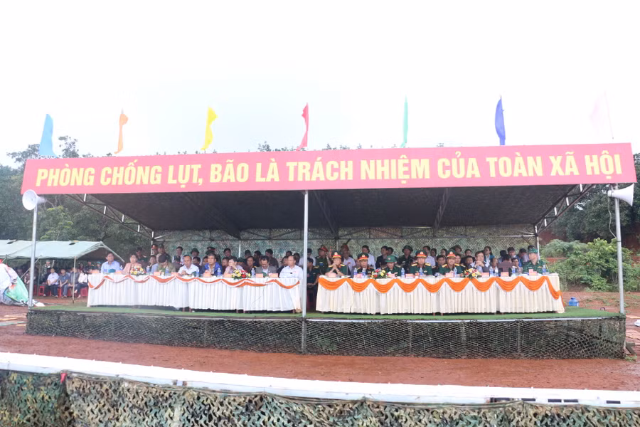 Ban Chỉ đạo diễn tập và đại biểu theo dõi phần thực binh. Ảnh: Quang Tấn