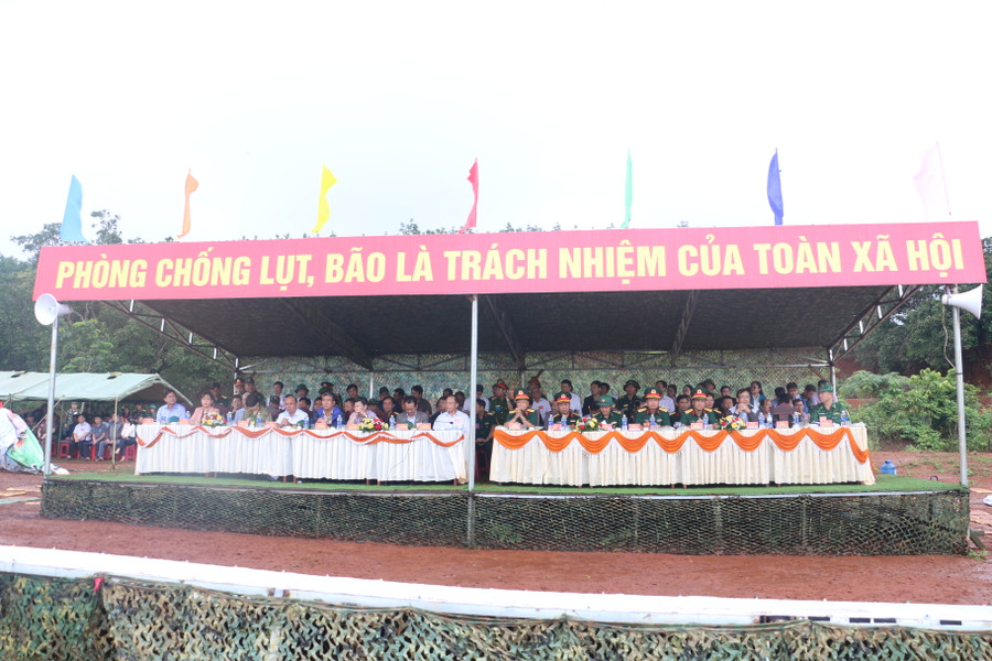 Ban Chỉ đạo diễn tập và đại biểu theo dõi phần thực binh. Ảnh: Quang Tấn Ban Chỉ đạo diễn tập và đại biểu theo dõi phần thực binh. Ảnh: Quang Tấn