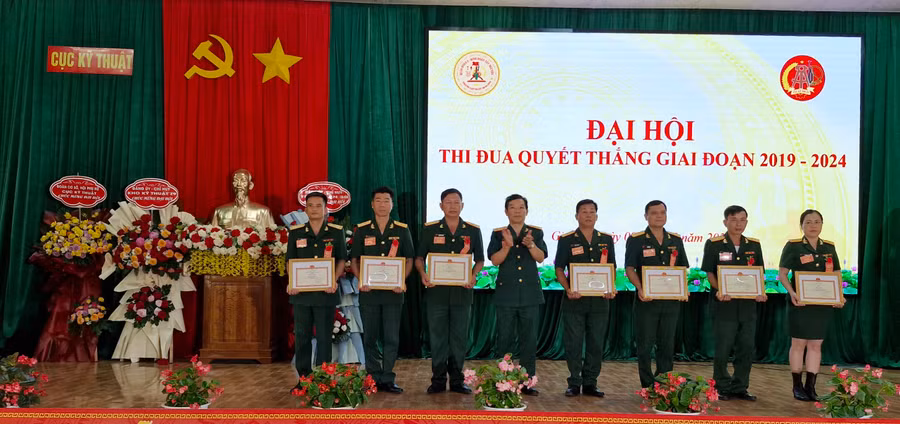 Khen thưởng các cá nhân có thành tích xuất sắc trong phong trào Thi đua quyết thắng. Ảnh: Vĩnh Hoàng