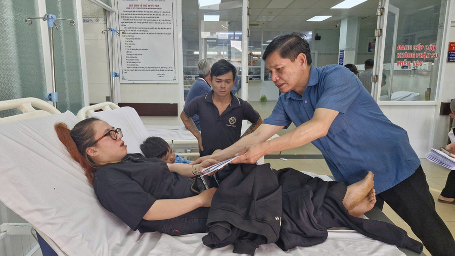 Lãnh đạo huyện Chư Pưh thăm hỏi các nạn nhân trong vụ tai nạn. Ảnh: Vĩnh Hoàng