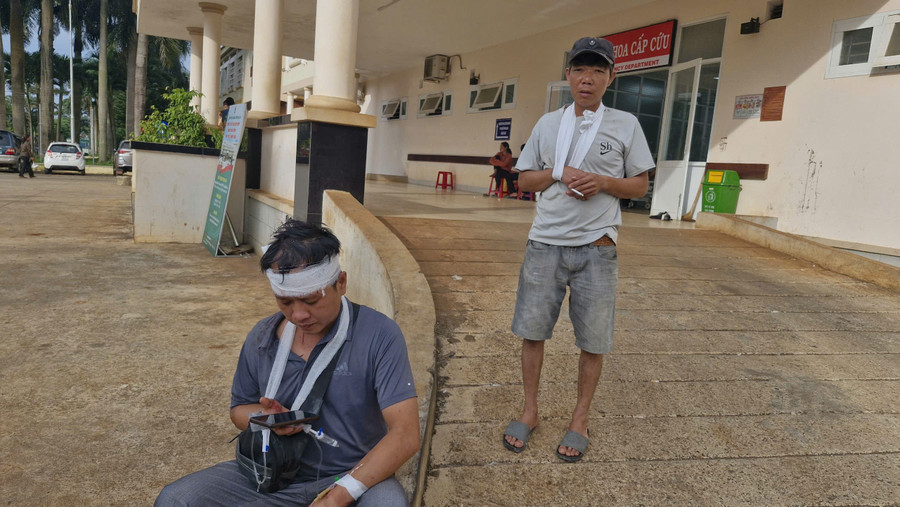 Anh Nguyễn Văn Hậu (người ngồi) gọi điện thông báo cho gia đình về tình hình sức khỏe của bản thân. Ảnh: Vĩnh Hoàng