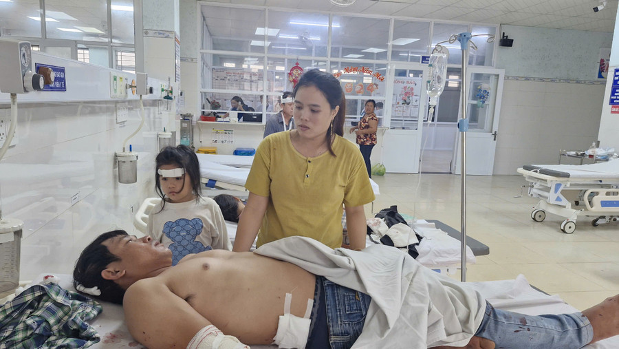 Một nạn nhân đang cấp cứu tại Bệnh viện Đa khoa tỉnh Gia Lai. Ảnh: Vĩnh Hoàng