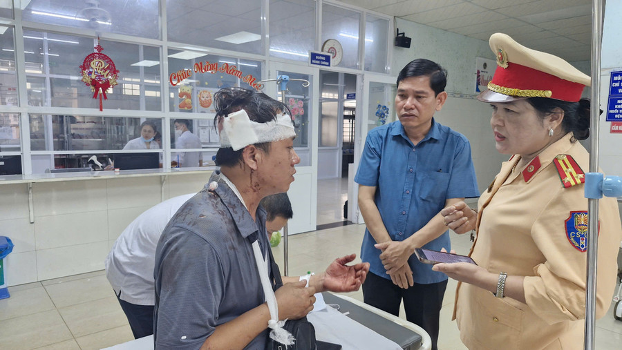 Lãnh đạo UBND huyện Chư Pưh và Phòng Cảnh sát giao thông (Công an tỉnh Gia Lai) thăm, động viên các nạn nhân. Ảnh: Vĩnh Hoàng